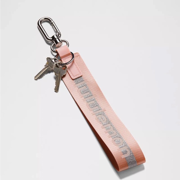 🚫sold 🚫NWT SOLD OUT LULULEMON NEVER LOST KEYCHAIN PINK MIST/SILVER - Picture 4 of 7